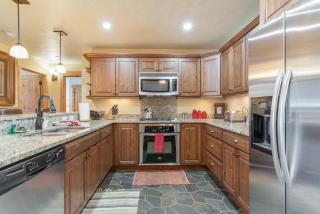 Outdoor Pools and Hot Tubs, Air Conditioning, Washer & Dryer In Unit, Ski Mountain Views - 5