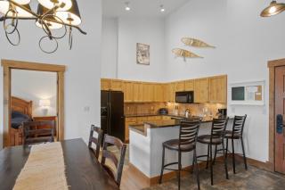 4 Pools and 10 Hot Tubs, Renovated Penthouse Condo, Ski Season Private Shuttle - 1