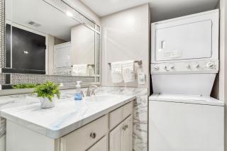 Seaside Serenity: 1BR Waterfront Penthouse Maderia - 5