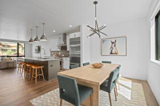 Urban Luxury at Competitive Rates - Rooftop Patio With Hot Tub - Perfect for 2 Families - 6