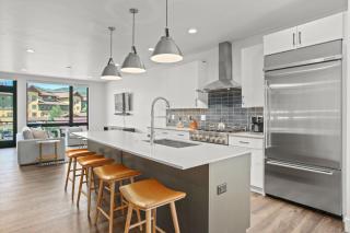 Urban Luxury at Competitive Rates - Rooftop Patio With Hot Tub - Perfect for 2 Families - 4