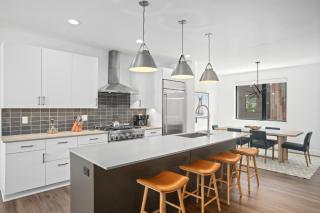 Urban Luxury at Competitive Rates - Rooftop Patio With Hot Tub - Perfect for 2 Families - 2