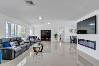 Luxury Escape- Pool, Hot Tub, Gym and More! villa - Cutler Bay - 7