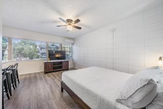 Spacious Studio Apartment near Nightlife & Dining! - Sint-Petersburg - 8