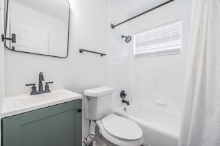 Spacious Studio Apartment near Nightlife & Dining! - Sint-Petersburg - 3