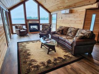 Luxurious and very private lake front cottage - 7