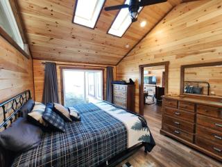 Luxurious and very private lake front cottage - 2