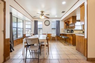 Private Retreat Shady Oak Backyard, PetFriendly - 3