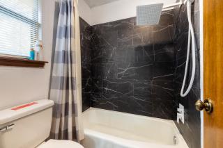 Private Retreat Shady Oak Backyard, PetFriendly - 2