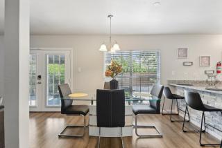 Modern Rental Near Medical Center, Six Flags, UTSA, La Cantera, Lackland AFB - 1