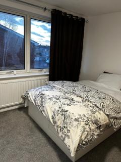 Elm Park Home with Garden & Parking - Hornchurch - 5