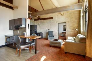 Brewhouse Inn and Suites - 4