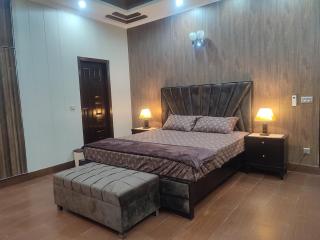 3 BR Serviced Ground Floor Near Emporium Mall - 4