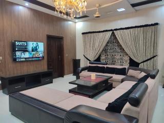 3BHK Ground Floor Near Emporium Mall & Expo Center - Lahore - 0