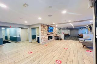 AmericInn by Wyndham Glendale Milwaukee - Glendale - 4