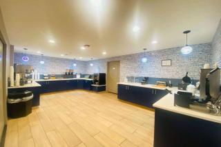 AmericInn by Wyndham Glendale Milwaukee - 3