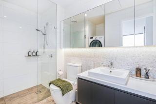 Highrise Skyline Spectacular View Luxury 2B2B1C - 1