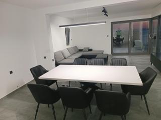Holiday House "M" Omiš - Newly renovated house with swimming pool, 3 rooms, gym, large terrace with amazing view on town and 6 parkplaces - Omiš (Almissa) - 2