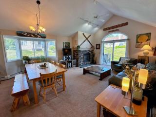 F4 Warm Fairway Village Townhome mountain views and large lawn So much to do - 8