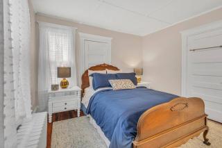 Classic West Hartford Center Apartment - West Hartford - 3