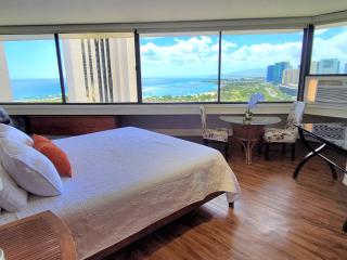 Waikiki Studio Steps to Beach-Mall Free Parking-WiFi - 3