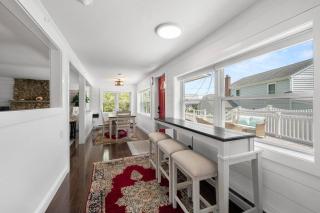 Beach Cottage! - - 4