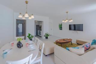 Elegant 3BR on Swan Lake Crystal Lagoon at Elgouna Families Only - 9