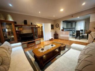 Stefhouse - - 9