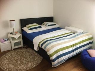 Chambre spacieuse et confortable avec écran plat - 4