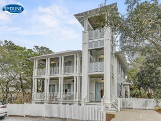 Beautifully remodeled "Taste & Sea" 3BR 3,5BA Steps from Beach Pools Optional Carriage cottage - 0