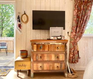 Robin Cabin with hot tub -  - 0