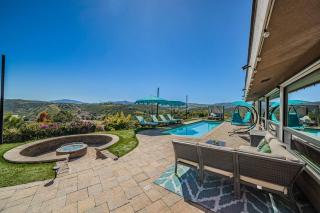 Lakeside Hilltop Retreat with Amazing Pool and Spa - Lakeside - 0