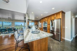 Lakeside Hilltop Retreat with Amazing Pool and Spa - Lakeside - 1