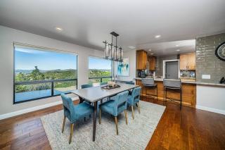 Lakeside Hilltop Retreat with Amazing Pool and Spa - Lakeside - 4