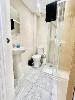 1 Bed Studio - Sleeps 2 - Parking - Wifi - 2