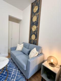 Newly Renovated Private Room with its own kitchenette in shared house by QE Hospital R2 - 5