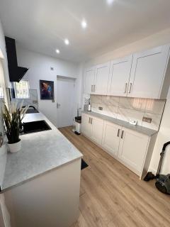 Newly Renovated Private Room with its own kitchenette in shared house by QE Hospital R2 - 2