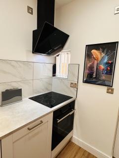 Newly Renovated Private Room with its own kitchenette in shared house by QE Hospital R2 - 1