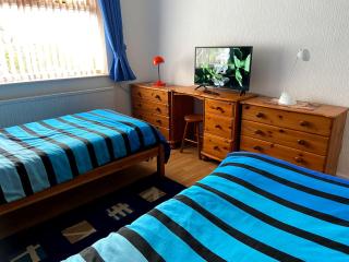 Quiet secluded two bedroom bungalow with parking - 4