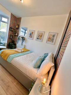 Newly Renovated Private Room with its own kitchenette in shared house by QE Hospital R1 - 4