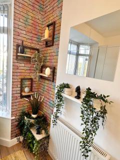 Newly Renovated Private Room with its own kitchenette in shared house by QE Hospital R1 - 6