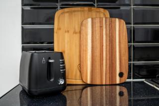 Modern 3 bedroom House - Parking - Sleeps 6 - 8