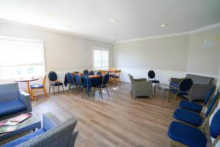 Luxurious Studio with King Bed with Pullout - 7