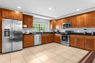 Stunning 4BR Family Townhome 5 min from Disney World - Orlando - 4