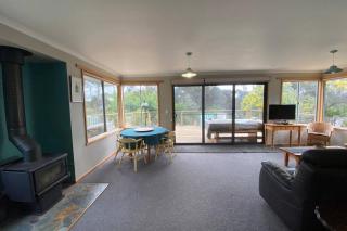 Fully fenced, wrap around decks, water on 3 sides - Lunawanna - 9