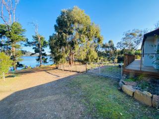 Fully fenced, wrap around decks, water on 3 sides - Lunawanna - 6
