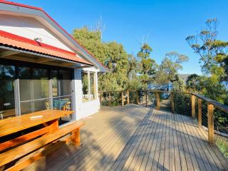Fully fenced, wrap around decks, water on 3 sides - Lunawanna - 5