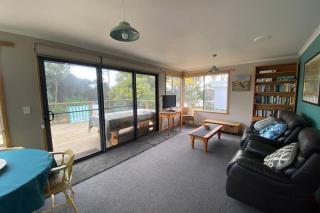 Fully fenced, wrap around decks, water on 3 sides - Lunawanna - 4