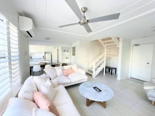 2 Bed Unit on Mooloolaba Esplanade 50 m from beach - Mooloolaba - 3
