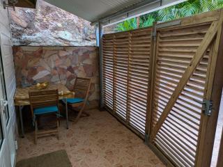 Le Marin - Bungalow classé 3 étoiles TB équipé & confortable - Escapade en couple - Paisible & en toute discrétion - Wi-Fi - Climatisation - Calme & sérénité - Plages du Sud, centre de carénage & Marina du Marin proche en voiture - Acheminement sur demand - 2